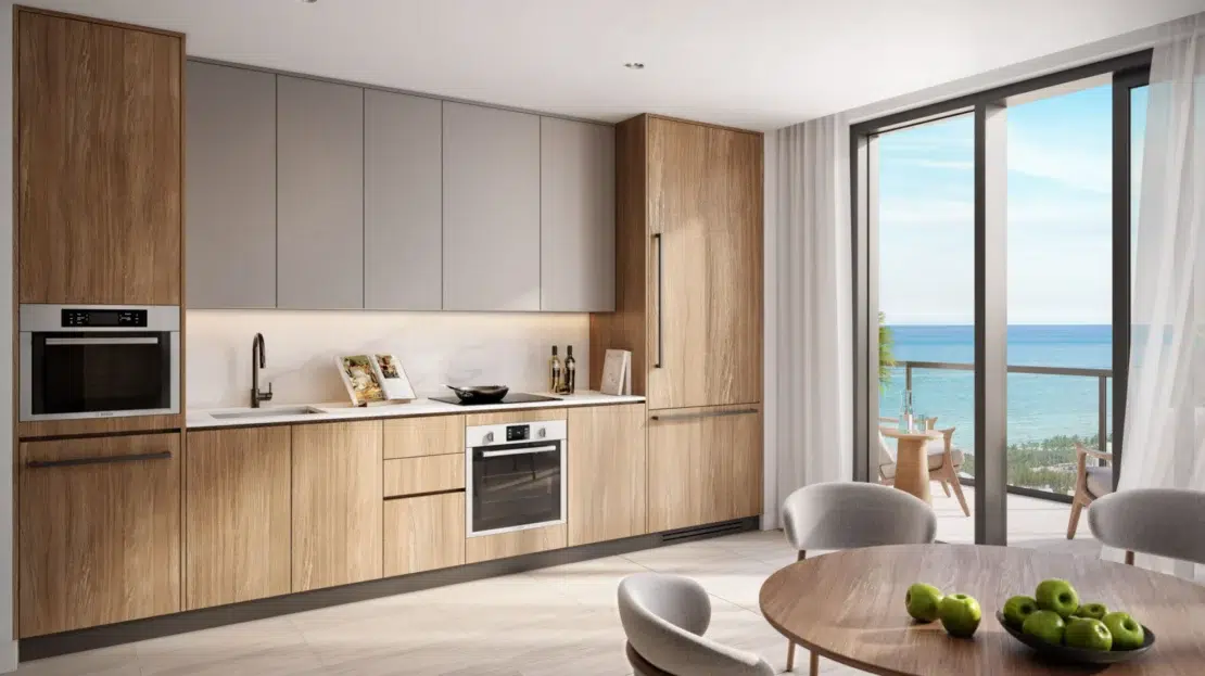 Cocina moderna con detalles de madera y acero inoxidable junto al balcón
