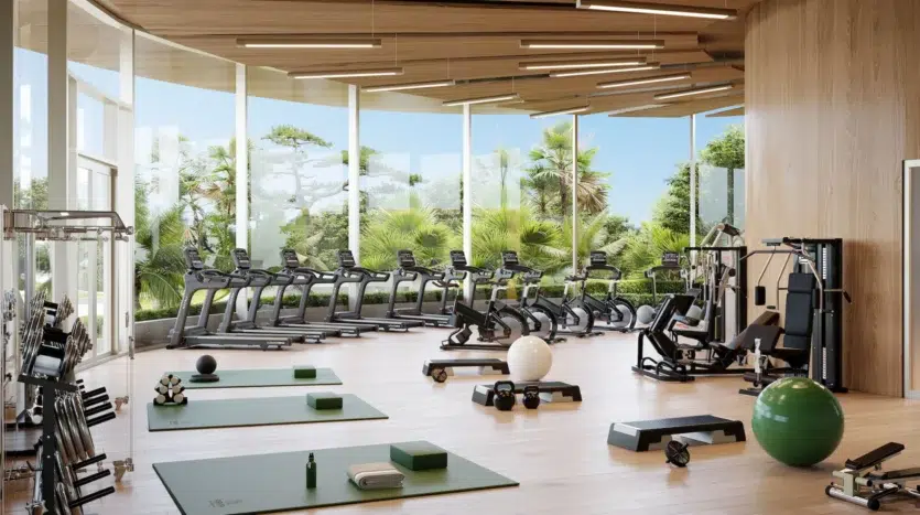 Gimnasio equipado con las mejores máquinas y gran ventanal con vistas al exterior