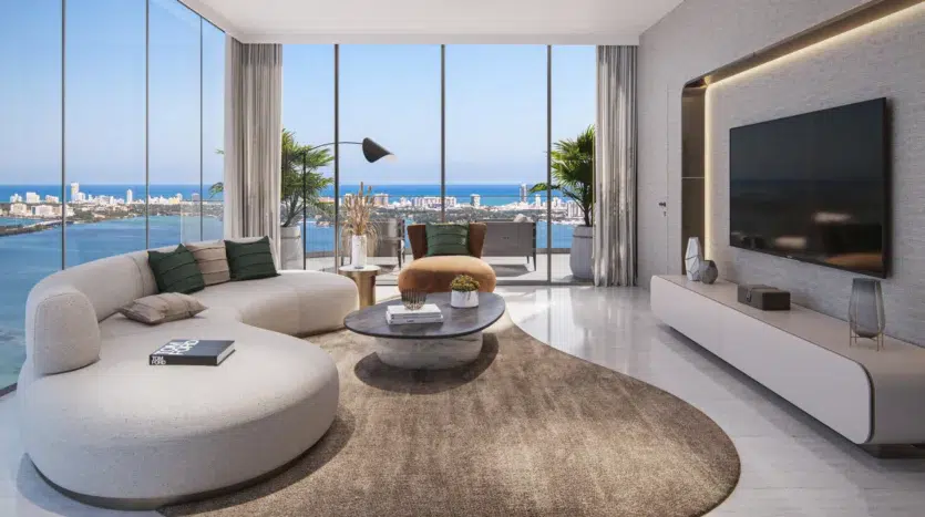 Sala de estar moderna con televisor y balcón con vistas al mar