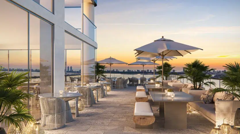 Terraza con mesas y asientos con vistas al mar