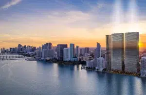 Vistas panorámicas hacia los edificios desde el mar