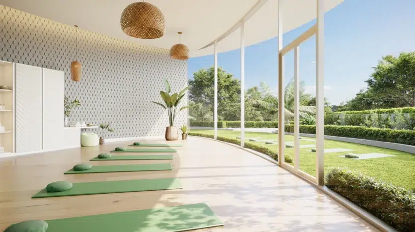 Salón de yoga con zona interior y exterior