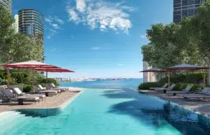 Alberca tipo infinity pool al aire libre y vistas al mar
