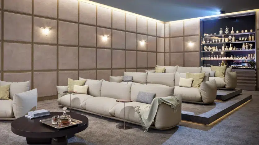 Cine privado con zona tipo bar de lujo