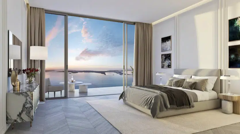 Dormitorio con una cama y balcón con vistas al mar