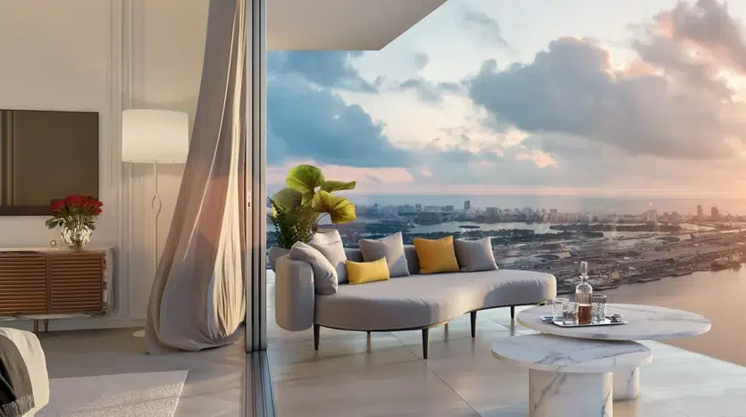 Balcón desde dormitorio con sofás y vista al mar