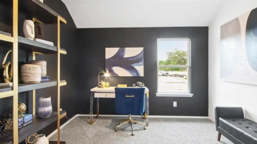 Estudio moderno con cuadros y decoración dorada