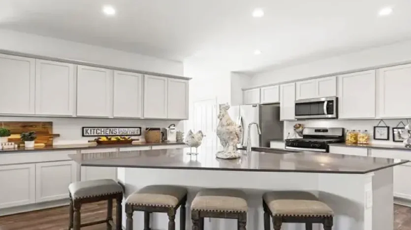 Cocina moderna de blanco y acero inoxidable
