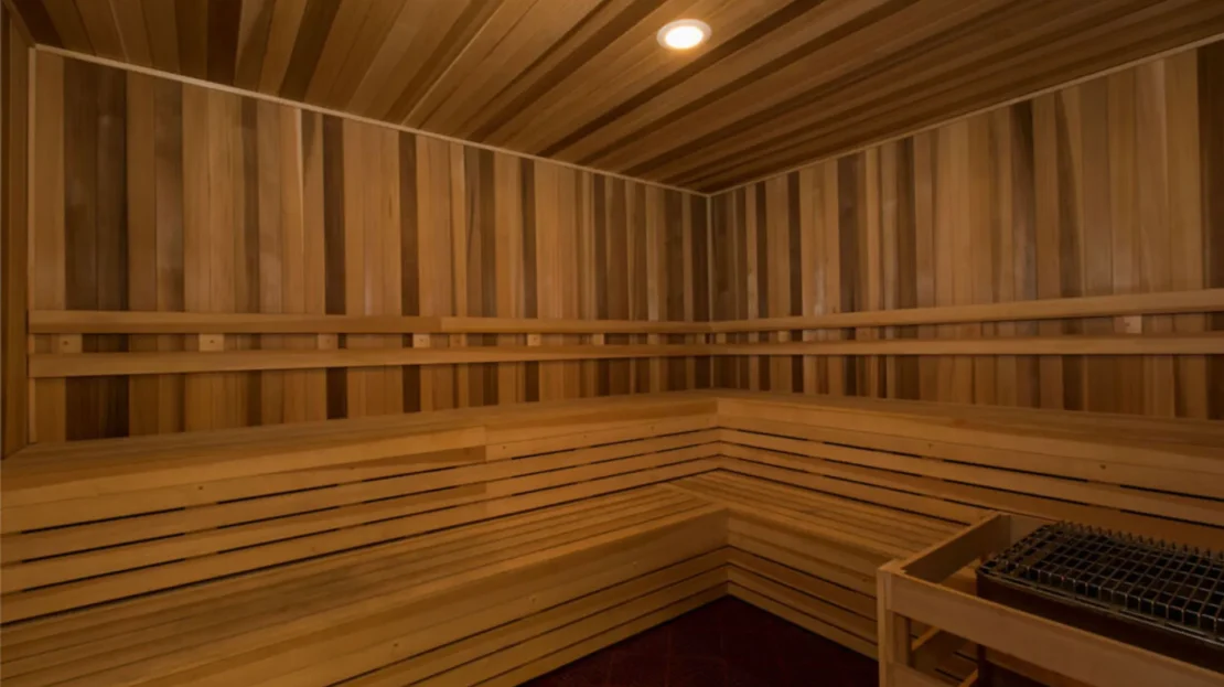 Sauna privado de madera con asientos