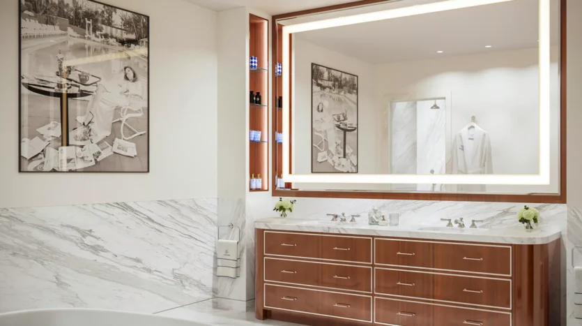 Baño con gran espejo con luces