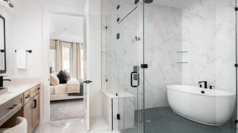 Baño moderno junto a la habitación