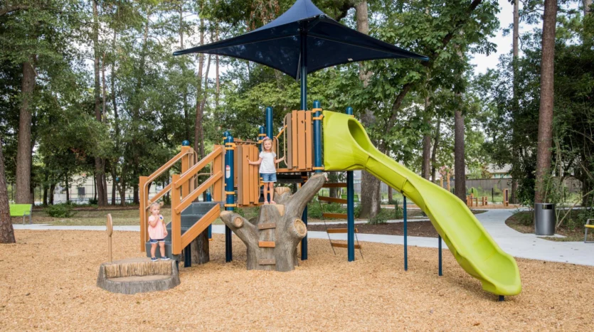 Parque infantil al aire libre en la comunidad de Grand Central park