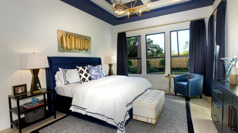 Dormitorio principal con una cama y detalles dorados