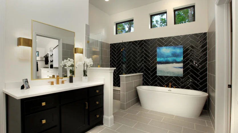 Baño moderno con detalles dorados