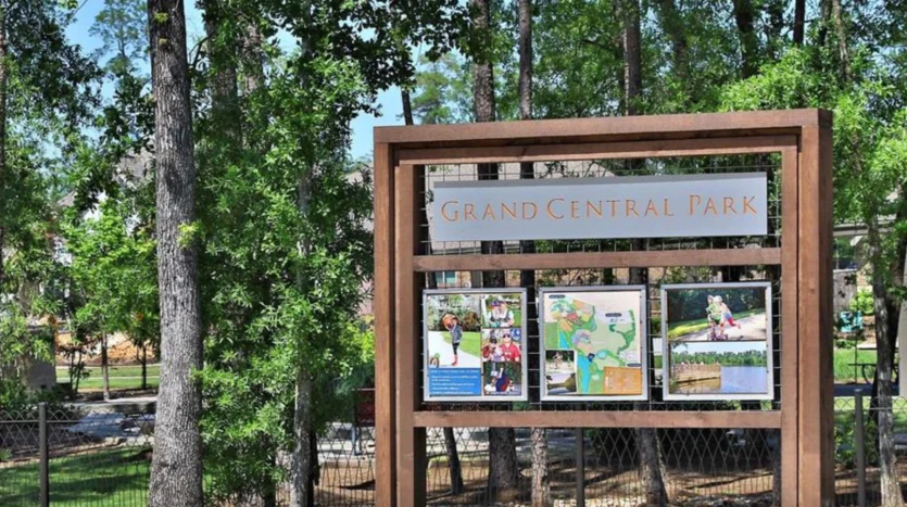 Cartel con mapas informativos sobre Grand Central Park Texas