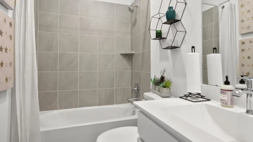 Baño con una ducha y un lavamanos moderno