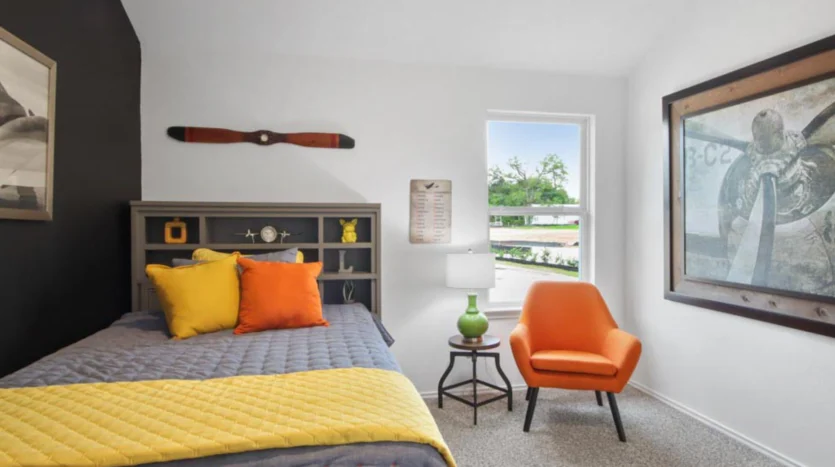 Habitación con una cama y cuadro