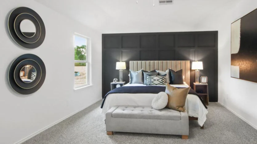 Dormitorio con una cama y una ventana