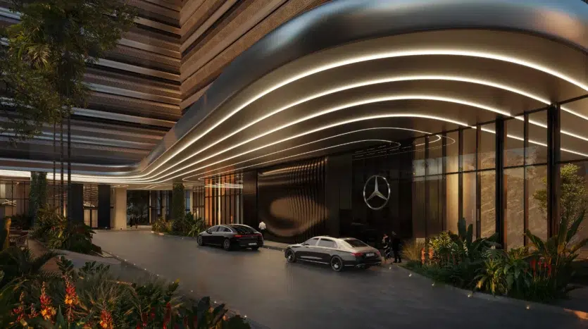 Entrada principal al edificio con zona para autos