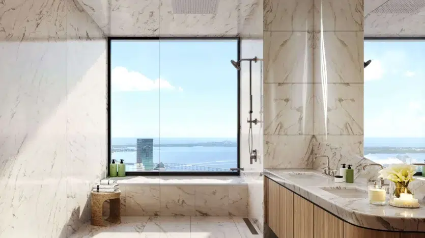 Baño principal con bañera, dos lavamanos y vistas al mar