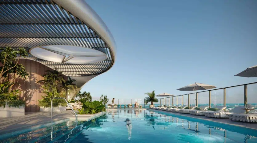 Terraza moderna con piscina exclusiva y vistas al mar y ciudad