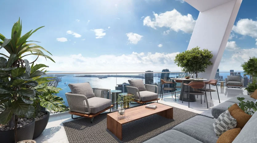 terraza exterior con vistas panorámicas al mar y la ciudad