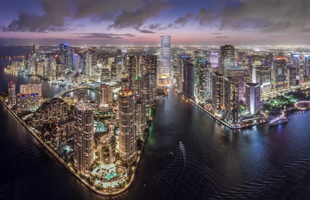 Vistas aéreas a la ciudad con enfoque en Baccarat Residences