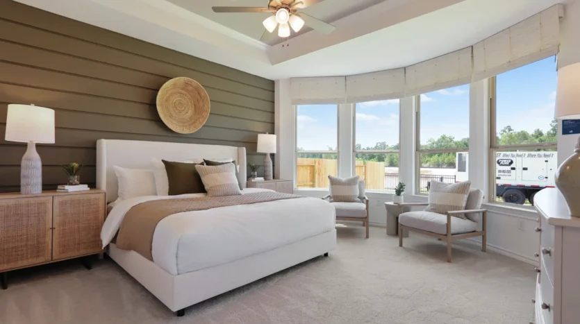 Habitación moderna con ventanal y vistas al exterior en rosehill lake