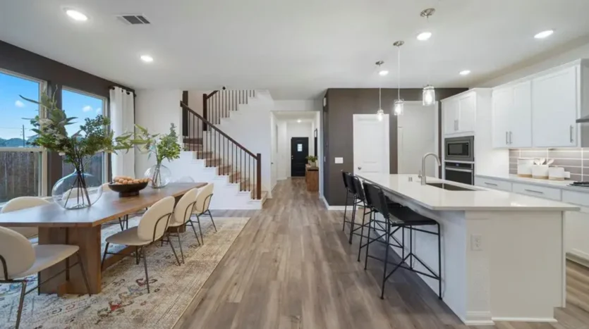 Comedor moderno junto a la cocina en rosehill lake