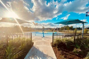 Salpicadero y parque infantil en Rosehill Lake en Magnolia Texas 