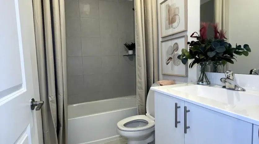 Baño moderno blanco con bañera y un lavamanos