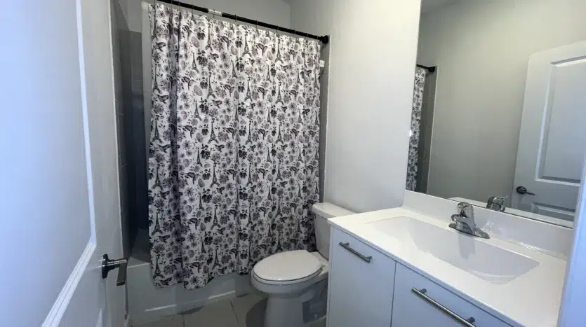Baño moderno blanco con bañera y un lavamanos