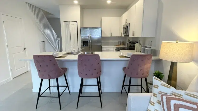 Cocina moderna junto al comedor y sala de estar