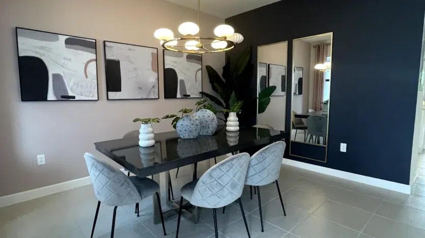 Comedor de seis sillas con cuadros modernos