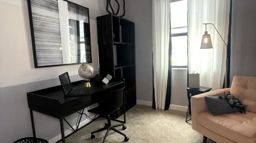 estudio moderno con escritorio junto a la ventana y cuadro