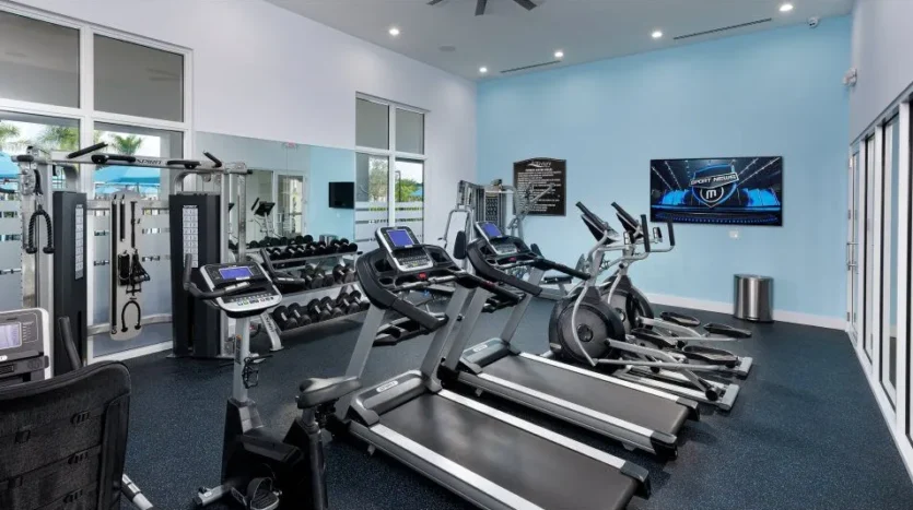 Gimnasio equipado con máquinas modernas en un espacio cerrado