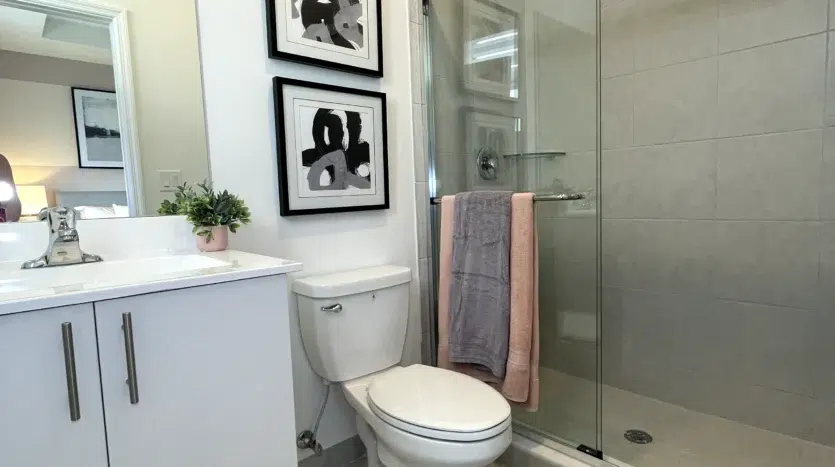 Baño moderno blanco con ducha y un lavamanos