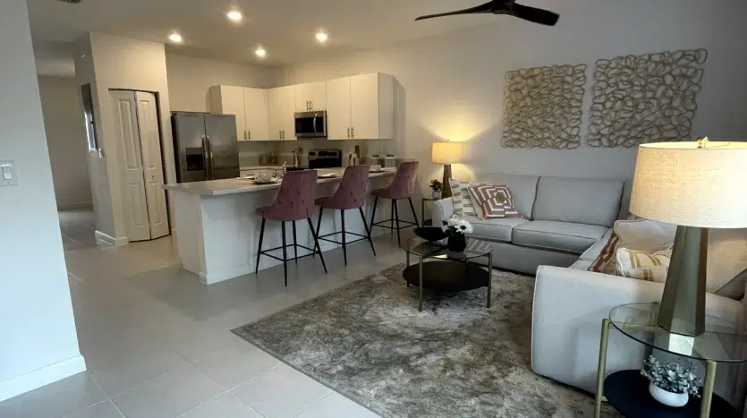 Sala de estar moderna con cuadros junto a la cocina