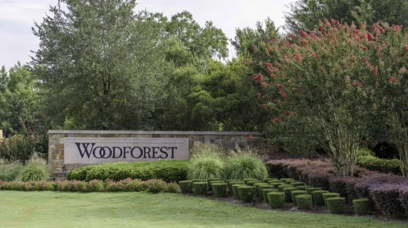 Entrada a Woodforest rodeado de naturaleza