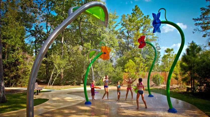 niños en salpicadero en la comunidad de woodforest
