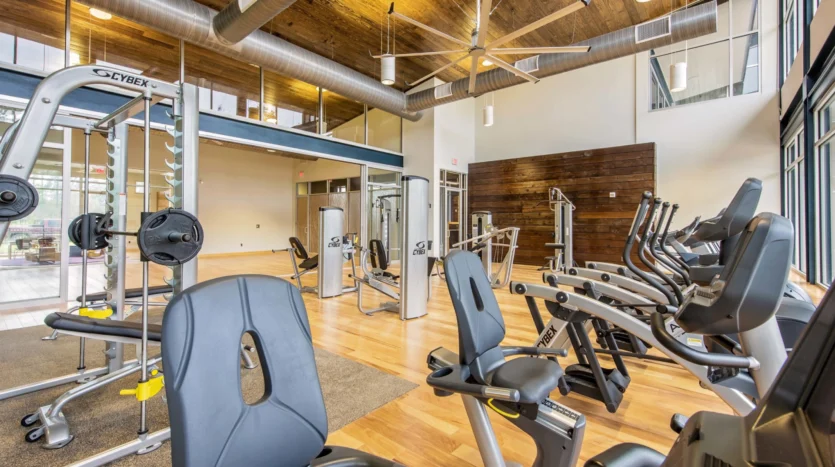 Gimnasio completamente equipado con máquinas modernas