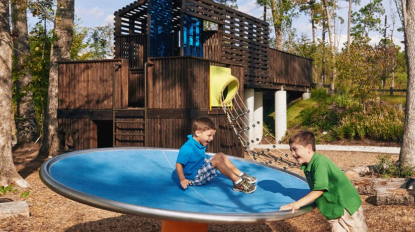 Parque infantil de madera al aire libre