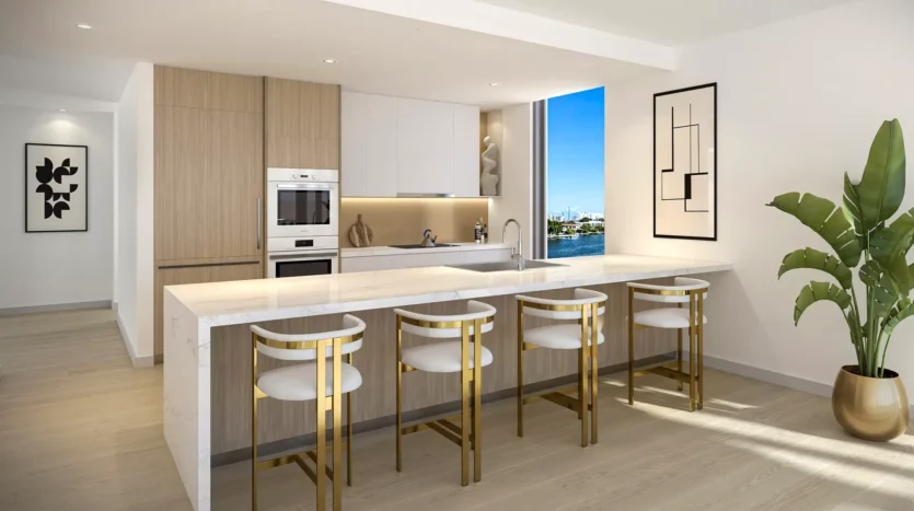 Cocina moderna con detalles dorados y acero inoxidable