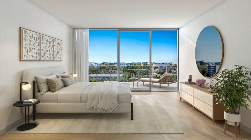 habitación con una cama grande, espejo y balcón con vistas a la ciudad