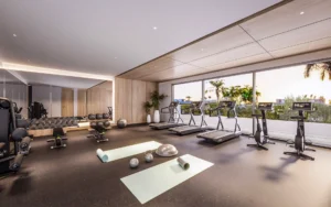 Gimnasio con máquinas modernas y vistas al exterior