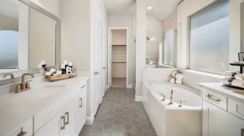 Baño moderno con espacio para guardarropas en Mavera