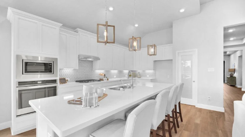 Cocina moderna y minimalista con luces blancas en Mavera