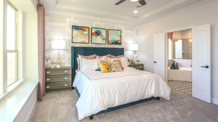 Dormitorio con baño y una cama en Mavera