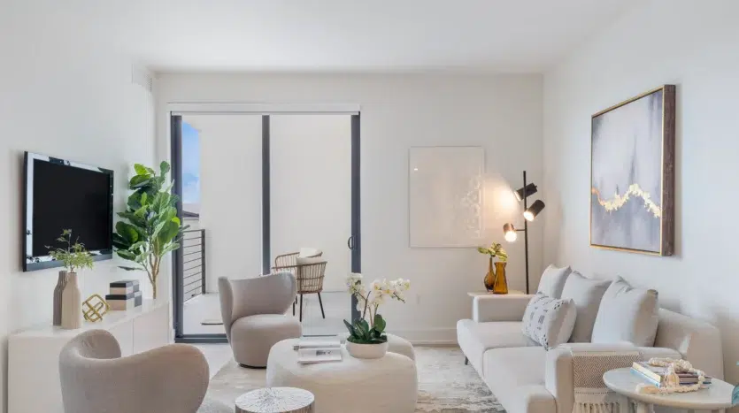 Sala de estar con muebles de lujo y cuadro moderno
