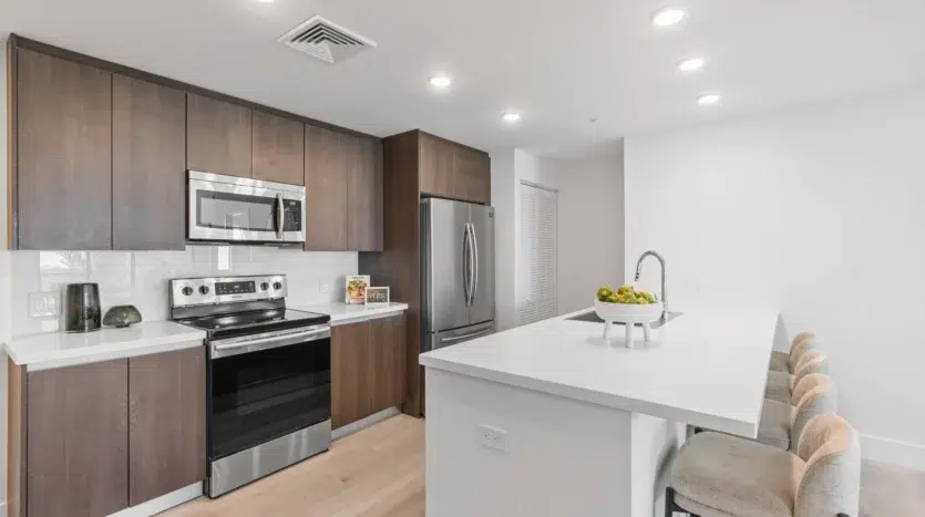 Cocina de madera y mármol blanco